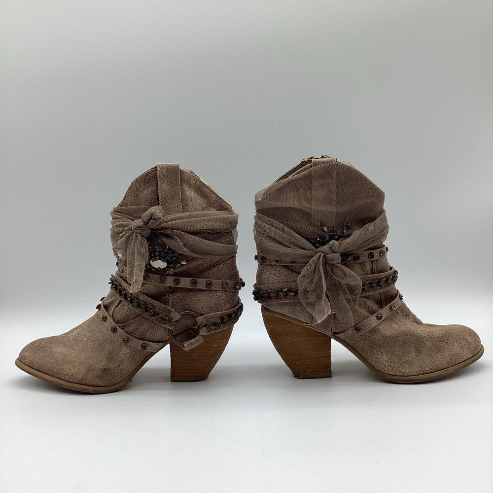 812. Not Rated Taupe Ankle Boots w/ Chains, Jewels & Mesh Bow Size 9.5 VGU